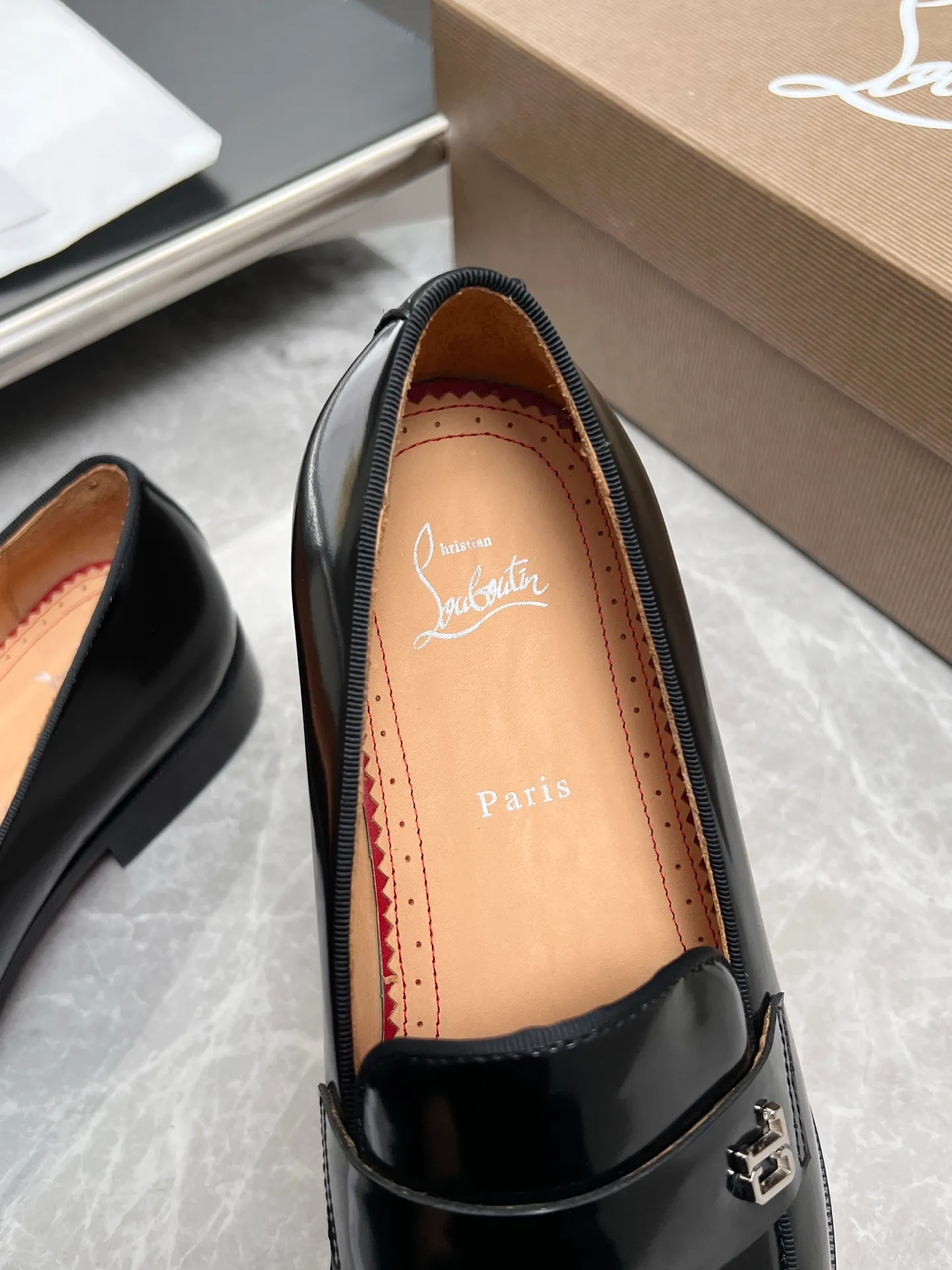 [CL red sole] Top P: 900💰 Number of yards: 39~44 (38.4546. Customized, non-refundable) CL new men's formal shoes Loaf leather shoes Christia* Loubouti* red sole shoes The red sole is luxurious and elegant, reshaping the style boundary of casual formal wear. It is extremely innovative in material selection, and creates a rich visual and tactile experience through the collision of different materials! Made of top-grade calfskin/glossy patent leather/spliced ​​technical fabric in contrasting colors. The upper is stitched by hand with fine and even stitching. It is based on the square-toe loafer shoe shape, with neat and elegant lines, which fits the toughness of men's wear. The upper is embellished with metal rivets, injecting individual details into classic loafers, breaking the mediocrity of casual shoes, and giving a concrete expression of "low-key luxury". From the original color/red cowhide lining inside the shoe to the instantly recognizable red sole, the "red sole" is not only the brand's visual identity, but also a "luxury codeword" when walking. The red sole exposed inadvertently conveys taste and identity instantly. From the innovative splicing of materials, to the personalized fusion of design, to the ingenious inheritance of craftsmanship, the Christian Louboutin men's loafer series is not only a pair of casual shoes, but also a "yuppie style" dressing weapon for men. Whether it is a casual business meeting or a casual look for daily travel, it can help you become a unique and stylish man in every occasion with its "red Loaf" attitude.
